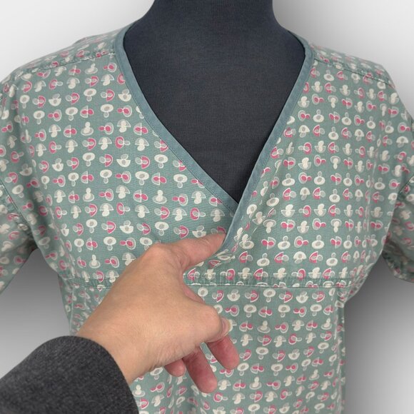 MOBB Womens Mock Wrap V Neck Scrub Top Green Print Short Sleeve S/M P - Picture 5 of 8